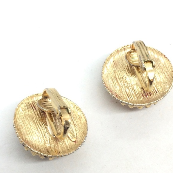 VINTAGE NETTIE ROSENSTEIN CLIP ON EARRINGS FAUX PEARL RHINESTONES GOLD TONE - Picture 14 of 17